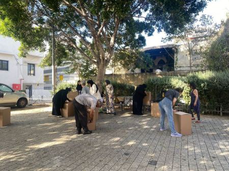 تعبئة السلال الغدائية لعائلات ميسورة الحال في يافا تل ابيب