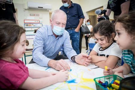 يؤاف جالانت : سيتم تطعيم الطواقم التعليمية