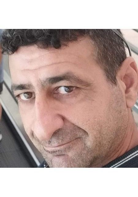 الفنان التشكيلي ابن المغار ، حكمت خريس يتألق في انجازه أجمل المنحوتات والأعمال الفنية 