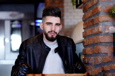 المخرج الفلسطيني رجا النتشه يوجه انتقادات لاذعة لمسلسل عالحد