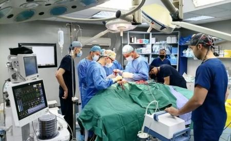 غزة: فريق طبي يستخرج ولاعات وأسلاك من أمعاء مريض"صور"