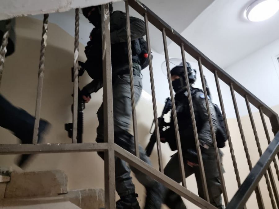 اعتقال مشتبه من بيت حنينا بحيازة السلاح و12 من القدس بالقاء الحجارة