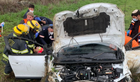 تخليص عالق جراء حادث طرق على شارع 808 في منطقة الجولان 