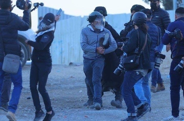 حدث في النقب : سحلوها وضربوها ثم حملوها للسيارة | فيديو