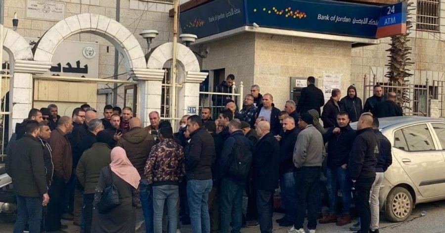 رئيس بلدية جنين: أيدي جبانة ومرتزقة أحرقت سيارتي فجر اليوم
