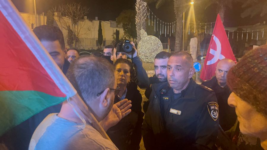 عوفر كسيف يرفع العلم الفلسطيني في تظاهرة حيفا