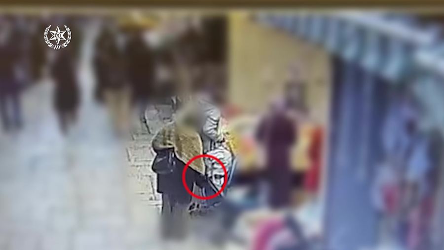 فيديو : اعتقال شخص من الخليل وزوجته وشقيقته بالسرقة في القدس