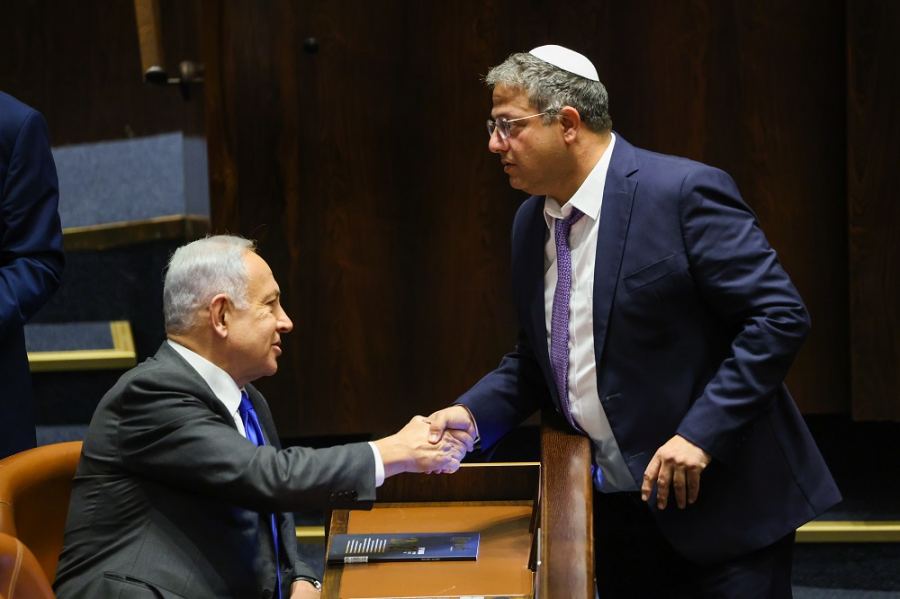 إسرائيل تفرض 5 عقوبات على الفلسطينيين