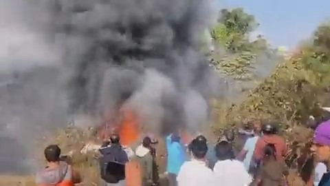 شاهد| قتلى وجرحى جراء تحطم طائرة ركاب في نيبال