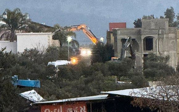 هدم منزلين قيد الانشاء في الزرازير