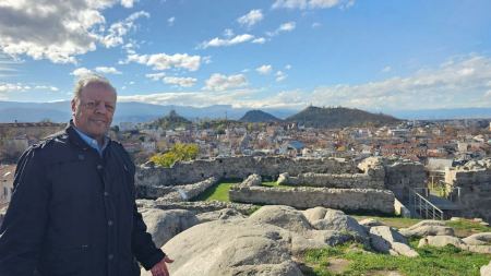 العيش داخل الكذبة… 