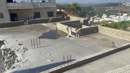 الطمراوي رحيب سمار يهدم بيته بنفسه 