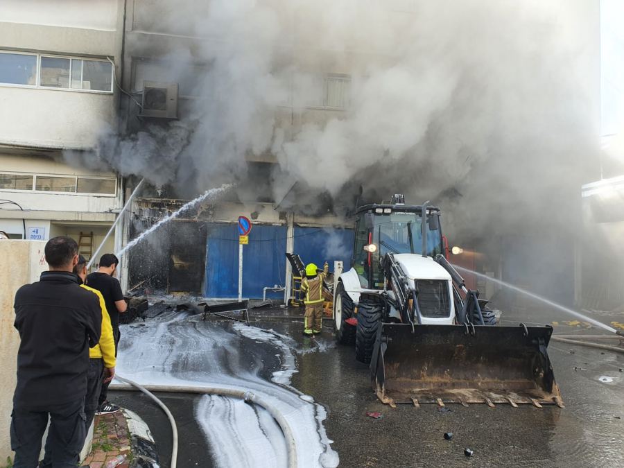 عكا .اخلاء عماره سكنيه جراء حريق كبير في محل للمكيفات