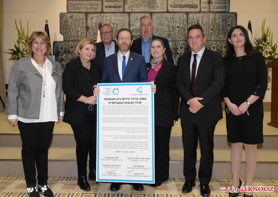 التوقيع على ميثاق تعزيز المساواة في العمل من قبل كبار المسؤولين في الجهاز الاقتصادي