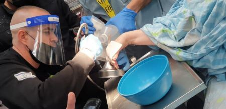 تخليص يد أمراه علقت بماكنة عصير