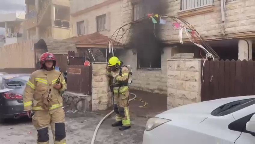 صور وفيديو : اضرام النيران في احد البيوت بجسر الزرقاء