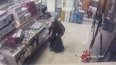 القبض على مشتبه من اللقية بسرقة محال تجارية في القدس | فيديو