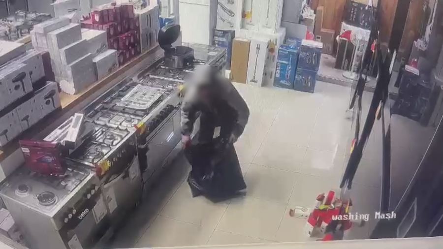 القبض على مشتبه من اللقية بسرقة محال تجارية في القدس | فيديو