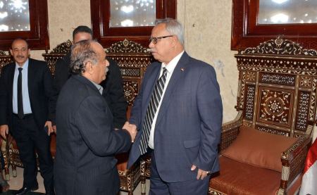 اليمن : رئيس الوزراء يشارك في تشييع جثامين اللواء علي الطمبالة العولقي والشهيدين المستفة والسلمي