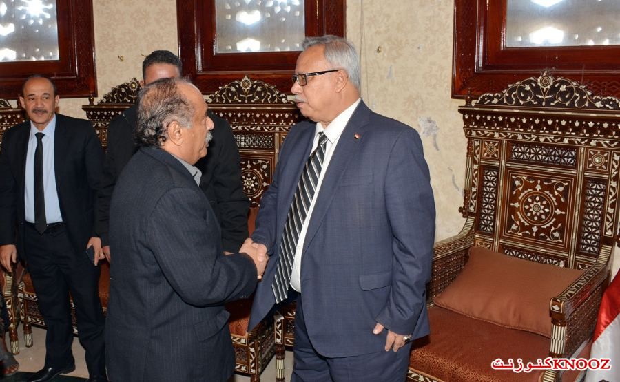 اليمن : رئيس الوزراء يشارك في تشييع جثامين اللواء علي الطمبالة العولقي والشهيدين المستفة والسلمي