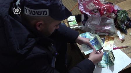 ضبط سلاح واموال واعتقال 12 مشتبها بالنقب بجرائم جنائية