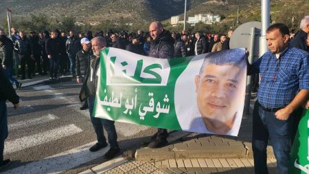 فيديو : الرامة: تظاهرة وإغلاق شارع 85 احتجاجا على اعتقال رئيس المجلس
