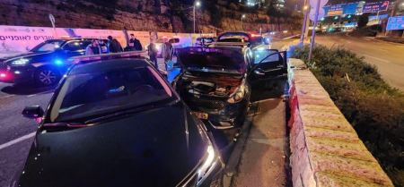 شاهد : إصابة شاب بإطلاق الشرطة الاسرائيلية النار على مركبة قرب القدس
