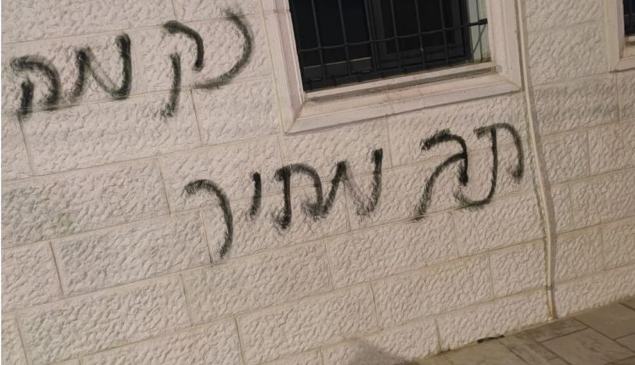 مركز مناهضة العنصرية يدين تدنيس مسجد في قرية تل ويحذّر من استمرار جرائم “تدفيع الثمن”