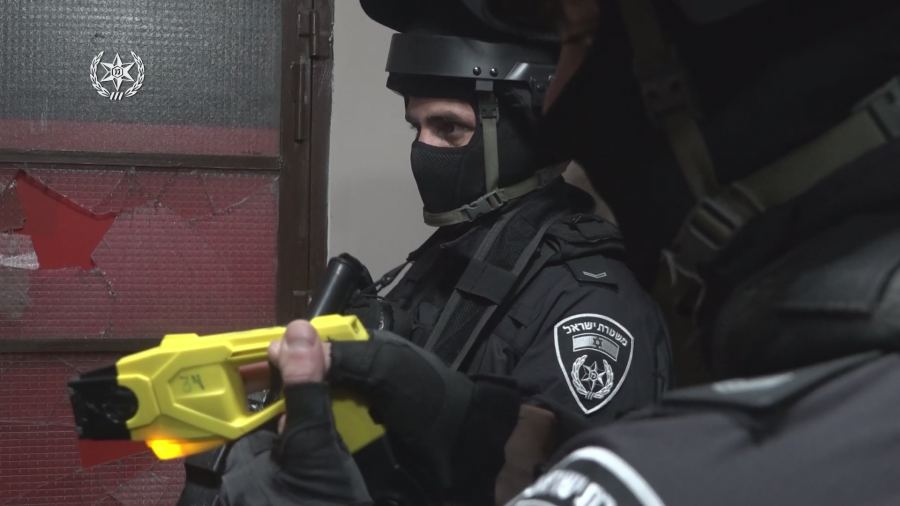 صور : مشتبهين قاموا بانتحال شخصية افراد شرطة وقاموا بجرائم سطو