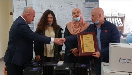 بنك هبوعليم يتبرع ب 80 حاسوب في 10 بلدات عربية