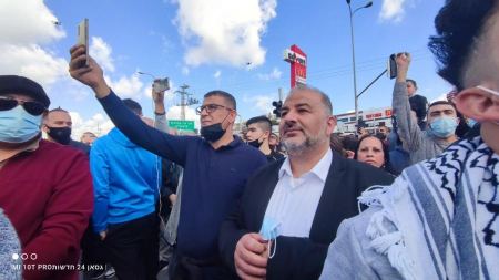 منصور عباس: من تهجم علي هم قلة تنتمي للأحزاب المنافسة من خارج أم الفحم ولا علاقة لأهل أم الفحم الشرفاء بالموضوع