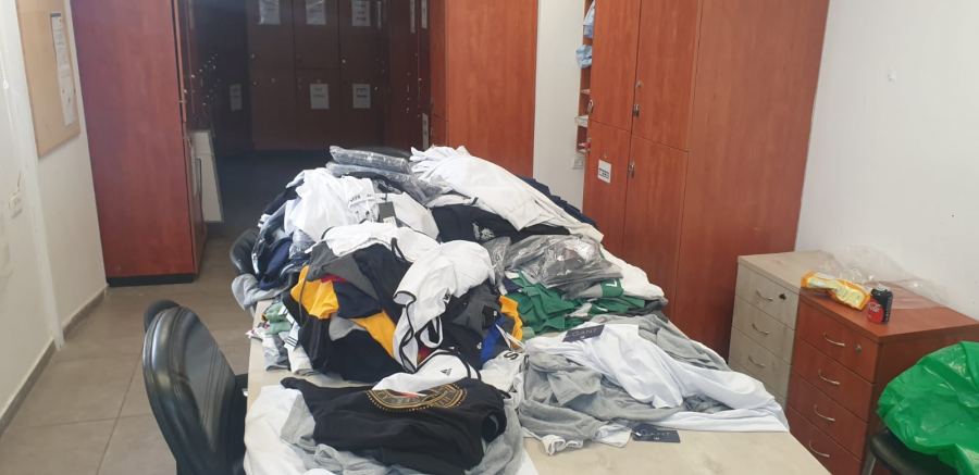 ضبط ملابس مزيفة بقيمة أكثر من 250 ألف ش.ج في شفاعمرو