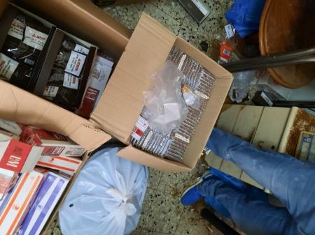 ضبط مشتبه من طمرة يبيع السجائر المهربة