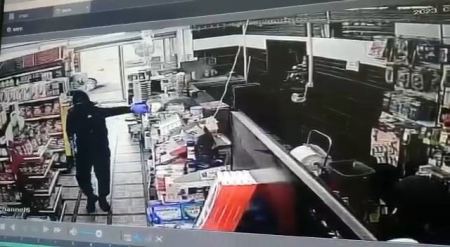بالفيديو : سطو مسلح على متجر بام الفحم والشرطة تقبض على الجناة