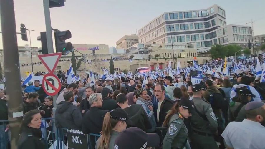 انصار اليمين يتظاهرون مقابل المعارضة ويعلنون دعمهم لقانون التعديلات القضائية