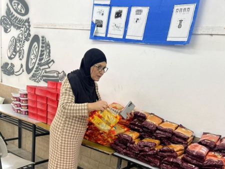 توزيع طرود غذائية في ثانوية عمال التكنولوجية الطيبة