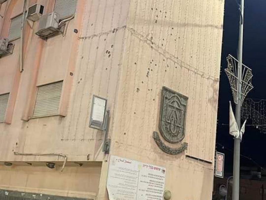 شاهد : إطلاق نار على مبنى مجلس الرينة المحلي