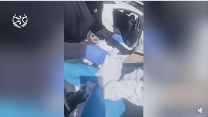 فيديو : ضبط كمية كبيرة من أجزاء بنادق M16 مع شاب من ام الفحم