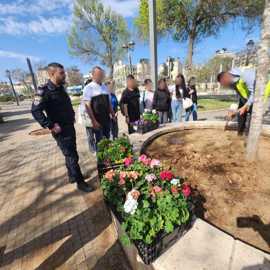 تعزيز العلاقة مع المجتمع – يوم الأعمال الخيرية مع طلاب مدرسة 