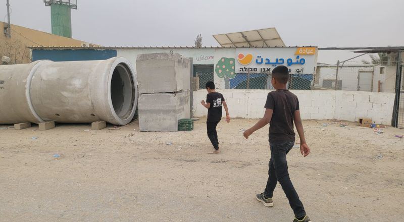 مركز مناهضة العنصرية: نصب الملاجئ في القرى العربية في النقب خطوة مهمة لكنها لا تكفي