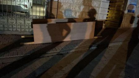 فيديو : تابوت بداخله حبات رصاص امام بيت طبيب في الطيبة
