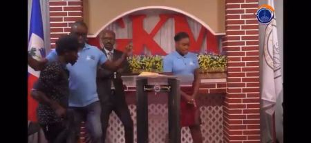 فيديو : عملية خطف على الهواء لقس خلال أداء مراسم كنسية