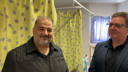 فيديو : د.منصور عباس يغادر المستشفى بصحة جيدة