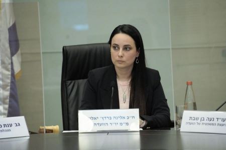 عدم ارتداء الكمامة في معظم الأماكن المغلقة