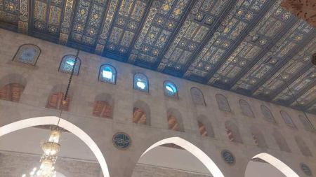 قوات الاحتلال تقتحم المسجد فجراً وتصيب عشرات المصلين