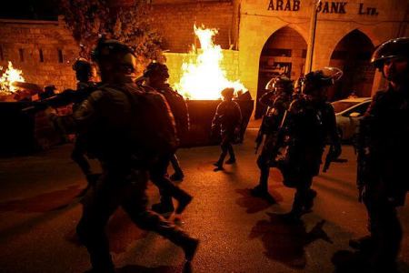 القدس : إصابة 14 مواطناً واعتقال 10 آخرين بمواجهات في باب العامود