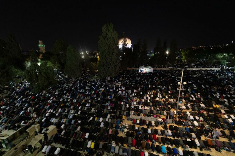 بالصور : رُبع مليون مصلٍ يحيون ليلة القدر في الأقصى