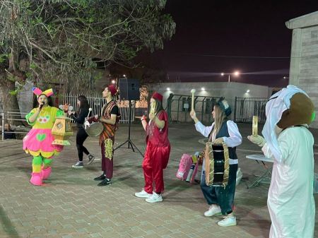 استمرار احتفالات ليالي رمضان للاطفال وذويهم على مدرجات المسرح البلدي في مدينة الطيرة