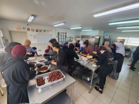 الطيرة : النساء يبدعن في صنع كعك العيد