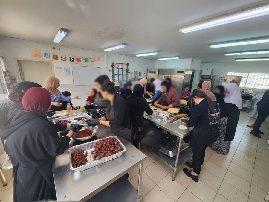 الطيرة : النساء يبدعن في صنع كعك العيد